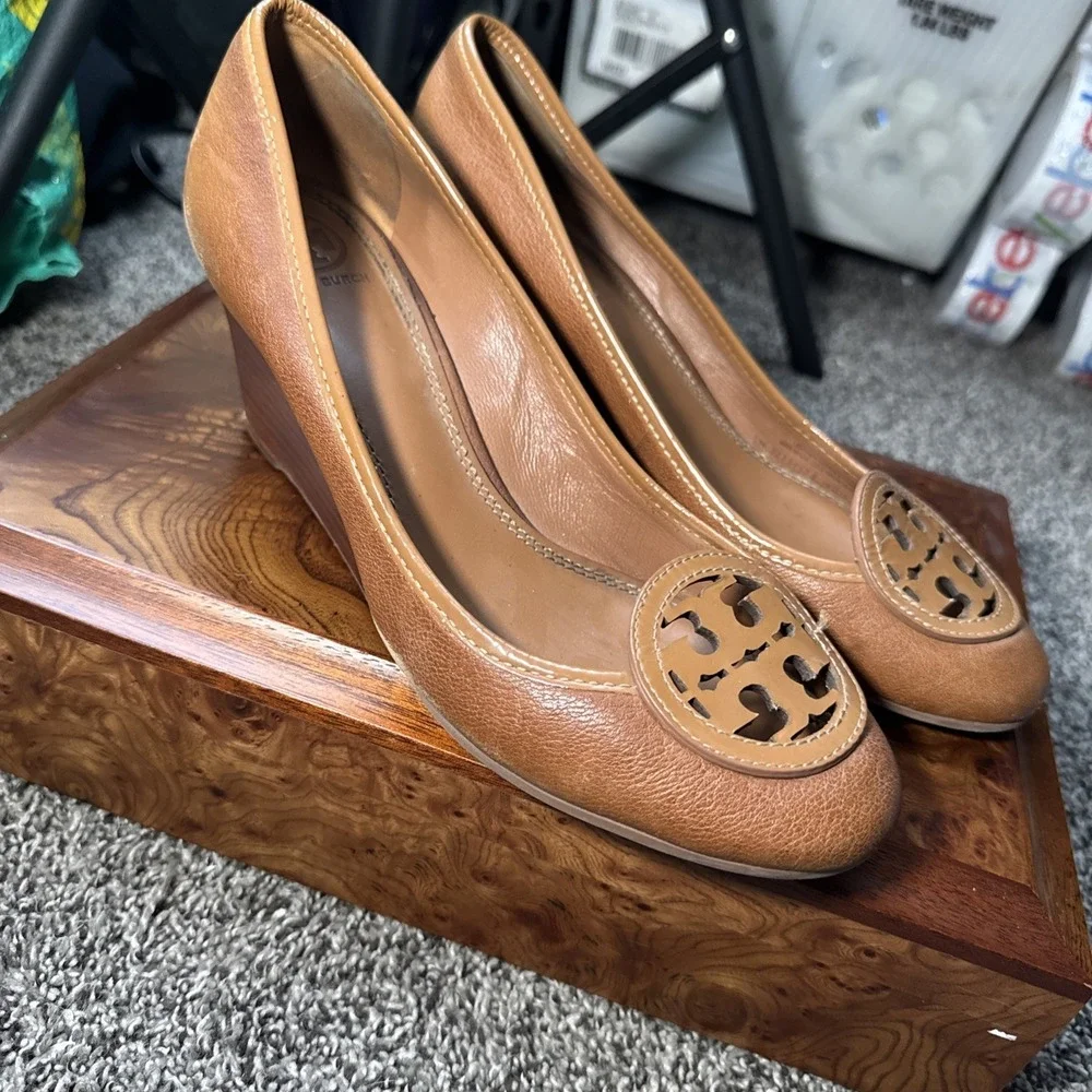 Tory Burch Women's Sally Closed Toe Wedge Size 8.5 M Leather Preppy Office